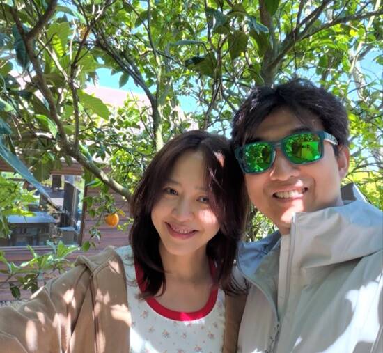 Kang Sung-yeon recently revealed her remarriage through her SNS. She shared several photos with her husband. In the photos, the two lean on each other with bright smiles, creating a comfortable and stable atmosphere. /Kang Sung-yeon SNS