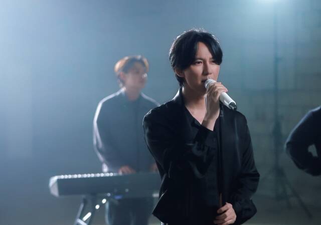 Kim Nam-gil caught attention by performing his new single 'I'm Going to You' live at his fan meeting and on KBS2's 'The Seasons - Sung Si-kyung's Ear-Candy Boyfriend'. /Gil Story ENT