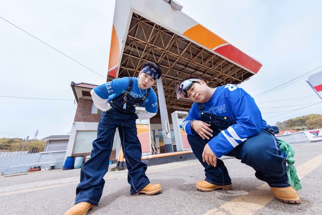 Moon Se-yoon (right) remade Turtles' 'Airplane' with rapper Hanhae and singer Chuu. /Brand New Music