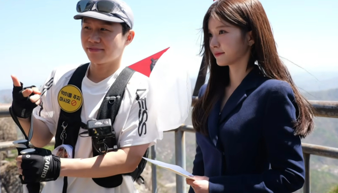 노란 수영복에 섹시한 몸매 어필하는 존예 처자