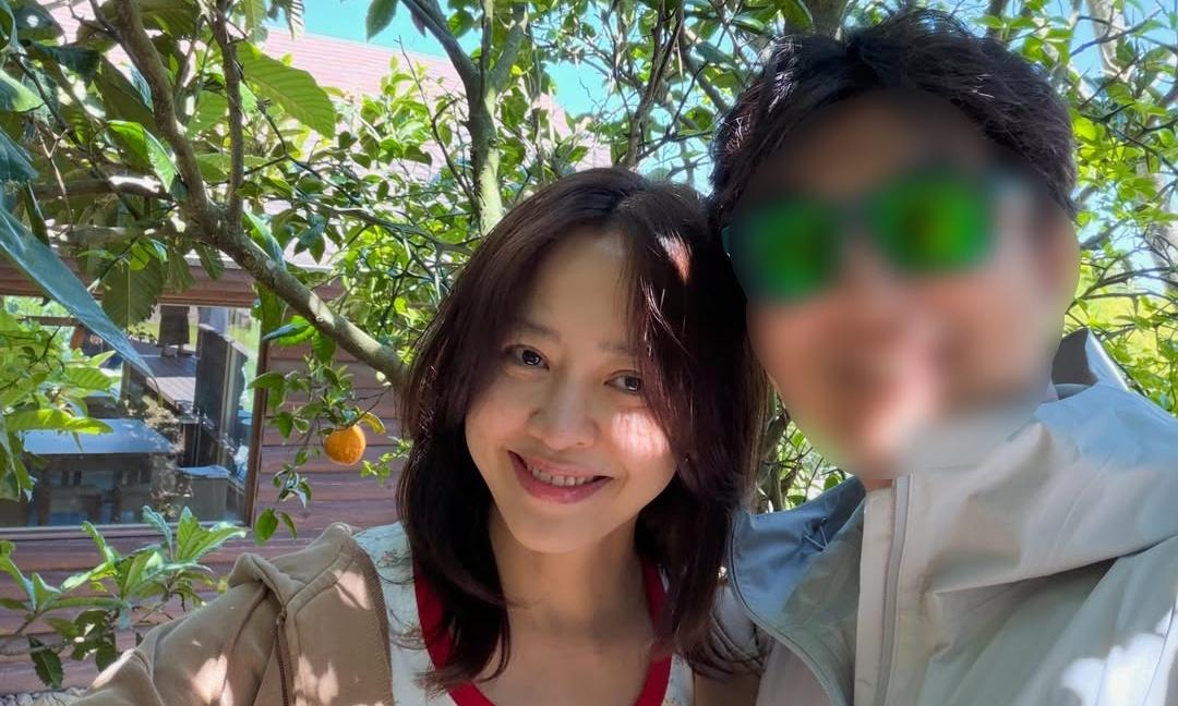 노란 수영복에 섹시한 몸매 어필하는 존예 처자