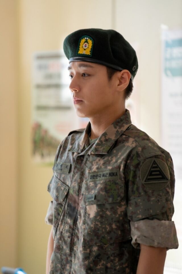 노란 수영복에 섹시한 몸매 어필하는 존예 처자