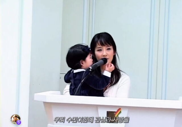 노란 수영복에 섹시한 몸매 어필하는 존예 처자