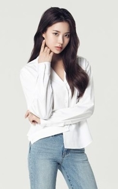 노란 수영복에 섹시한 몸매 어필하는 존예 처자