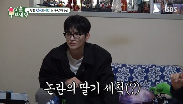 노란 수영복에 섹시한 몸매 어필하는 존예 처자