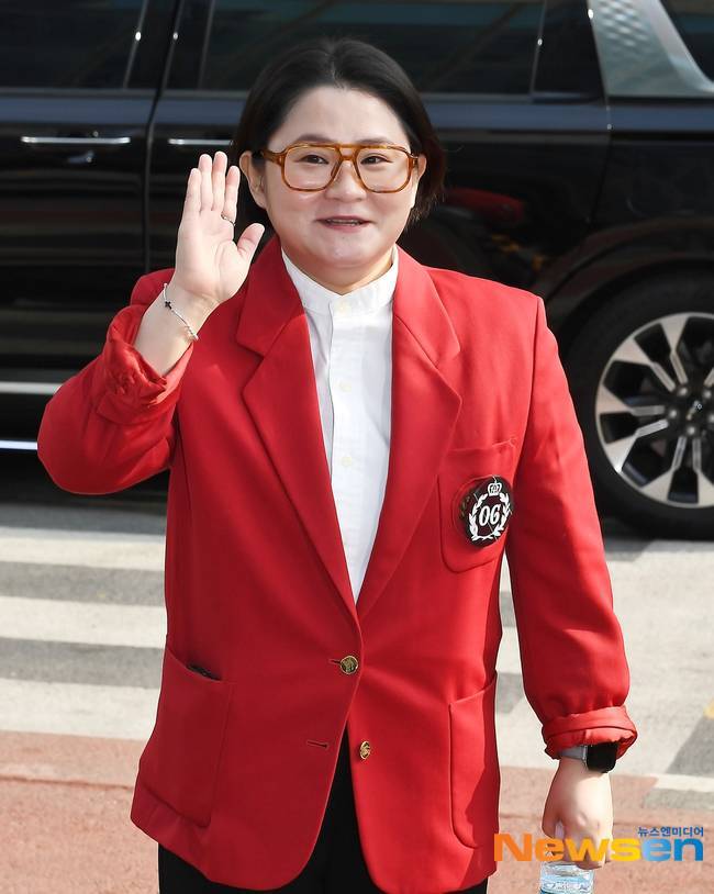 노란 수영복에 섹시한 몸매 어필하는 존예 처자