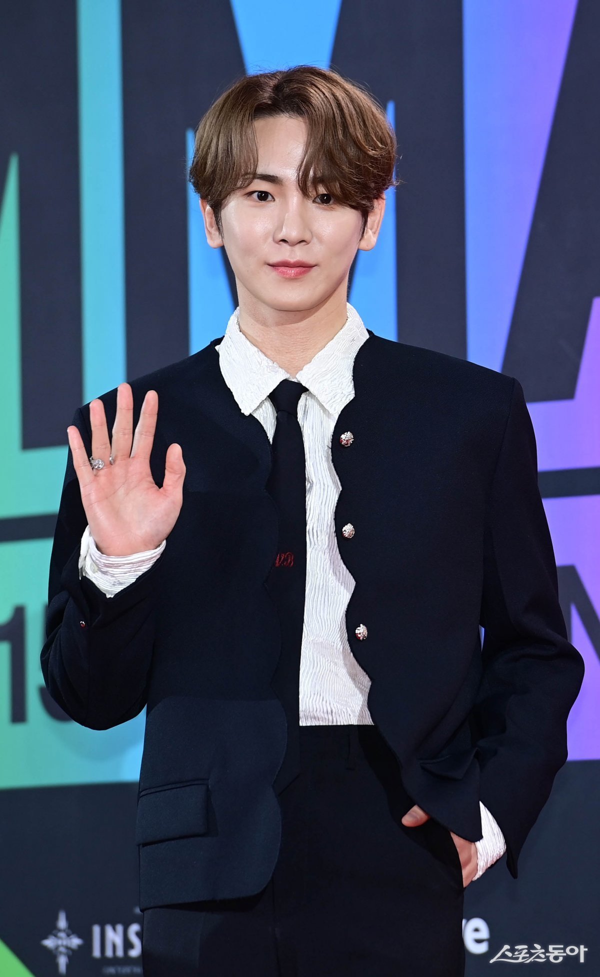 노란 수영복에 섹시한 몸매 어필하는 존예 처자
