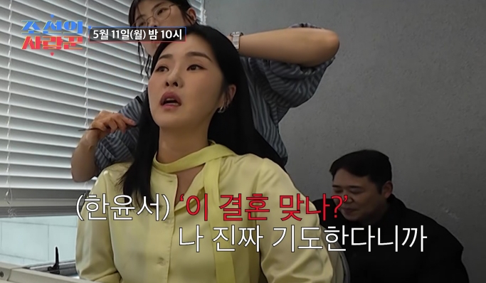 노란 수영복에 섹시한 몸매 어필하는 존예 처자