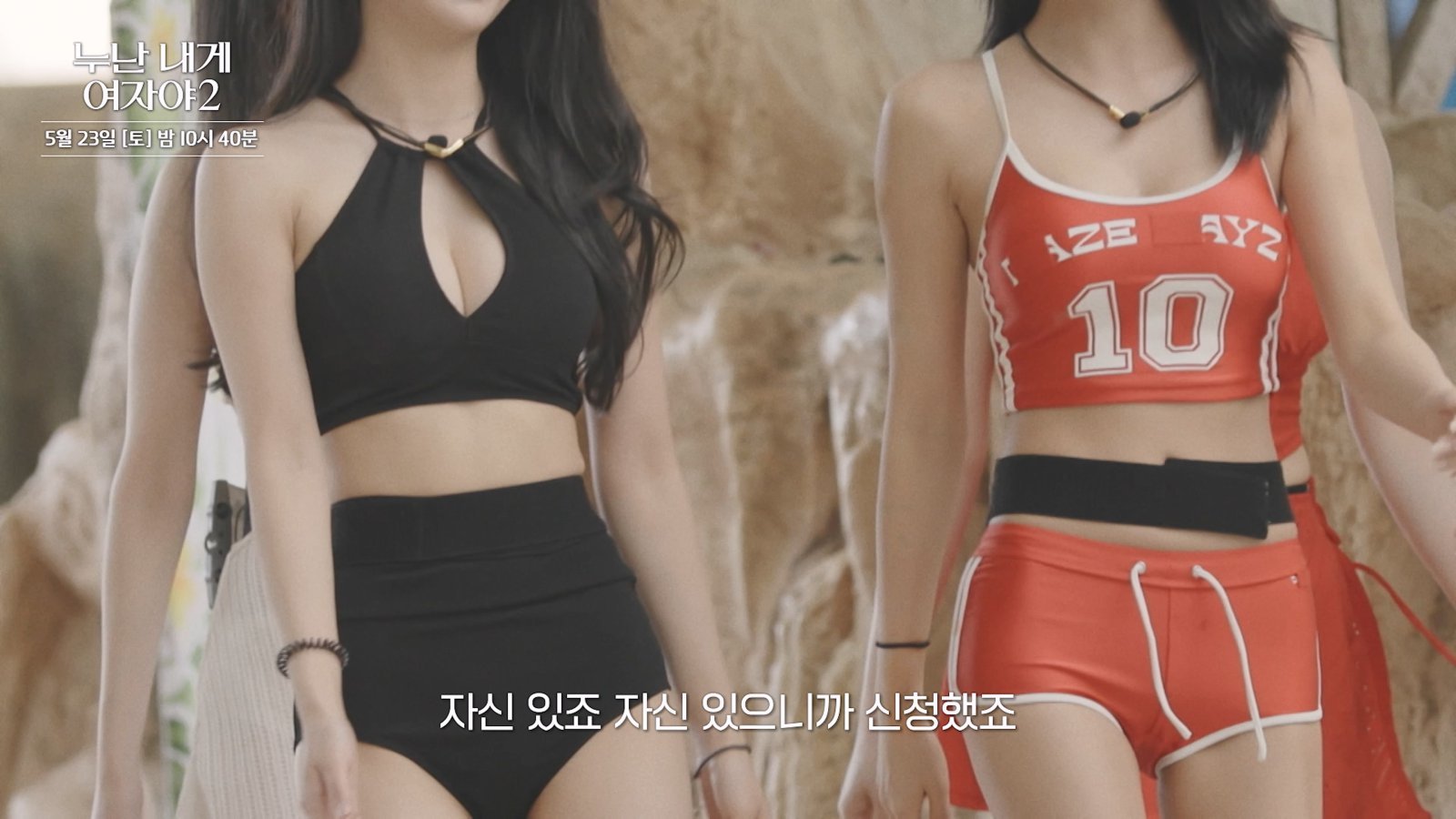 노란 수영복에 섹시한 몸매 어필하는 존예 처자