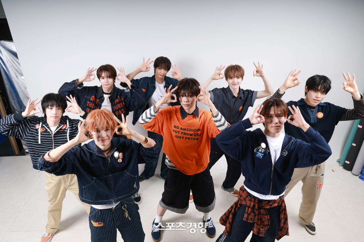 Rookie boy group YUHZ posing before an interview with Sports Kyunghyang on the 11th.