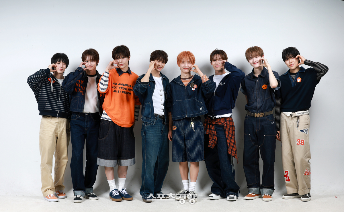 Rookie boy group YUHZ posing before an interview with Sports Kyunghyang on the 11th. From left: Haruto, Kai, Bohyun, Hyo, Sechan, Jaeil, Junseong, Yeontae.