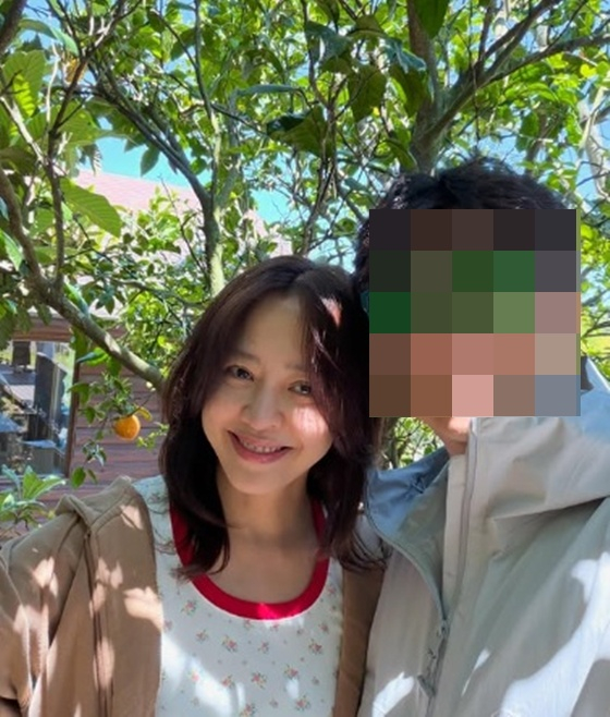노란 수영복에 섹시한 몸매 어필하는 존예 처자