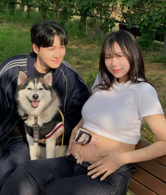 노란 수영복에 섹시한 몸매 어필하는 존예 처자