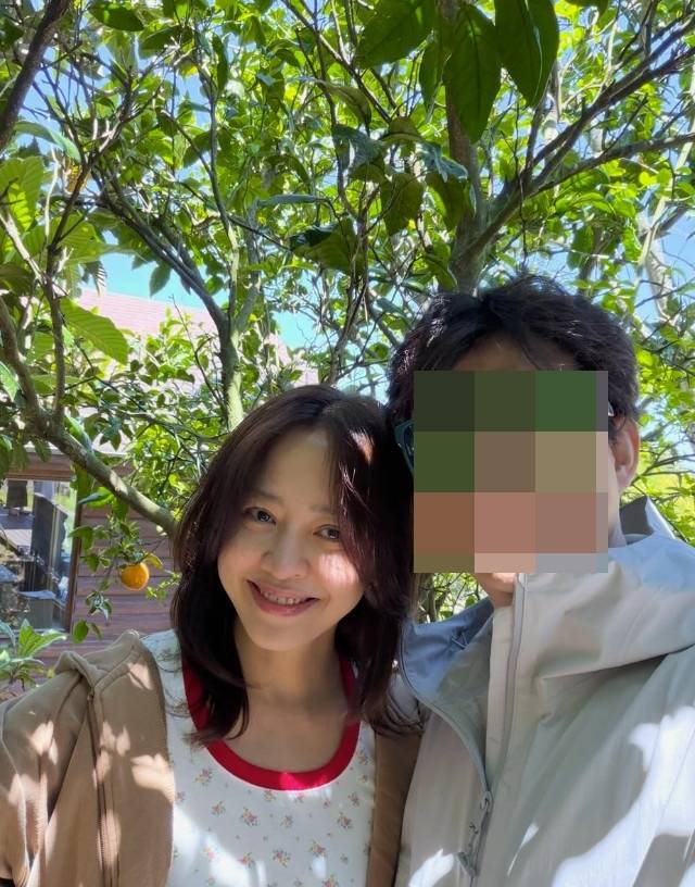 노란 수영복에 섹시한 몸매 어필하는 존예 처자