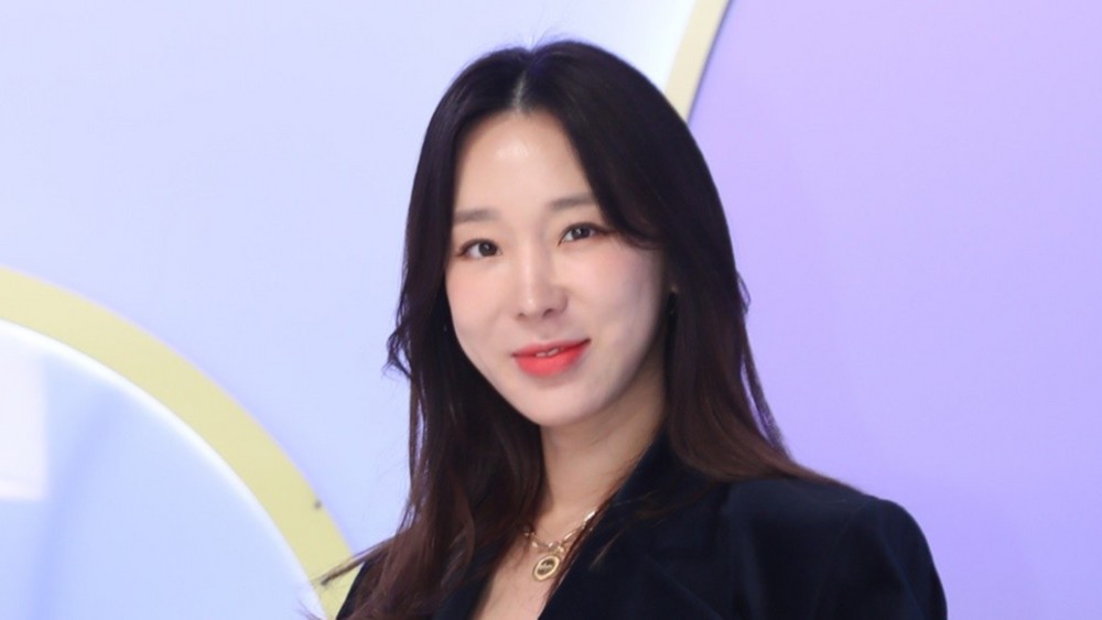 노란 수영복에 섹시한 몸매 어필하는 존예 처자
