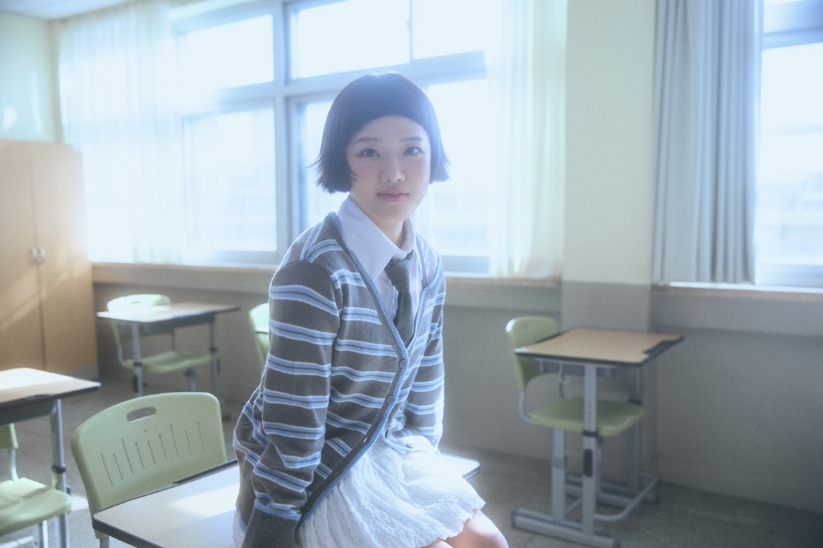 노란 수영복에 섹시한 몸매 어필하는 존예 처자