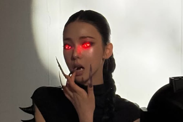 노란 수영복에 섹시한 몸매 어필하는 존예 처자