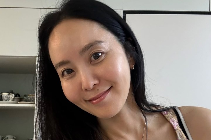 노란 수영복에 섹시한 몸매 어필하는 존예 처자