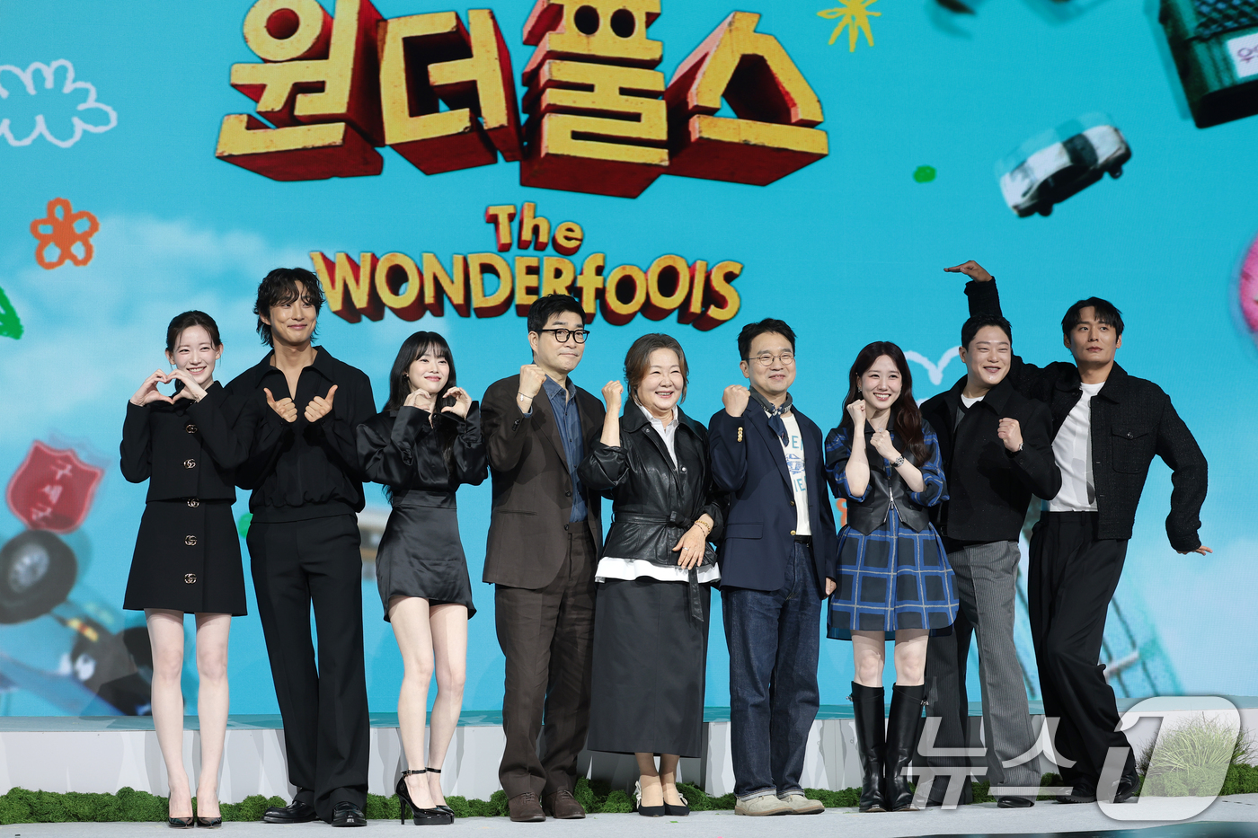 노란 수영복에 섹시한 몸매 어필하는 존예 처자
