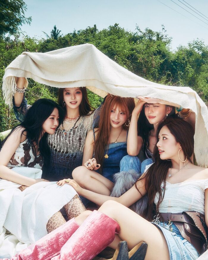 노란 수영복에 섹시한 몸매 어필하는 존예 처자