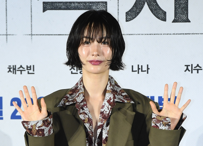 노란 수영복에 섹시한 몸매 어필하는 존예 처자