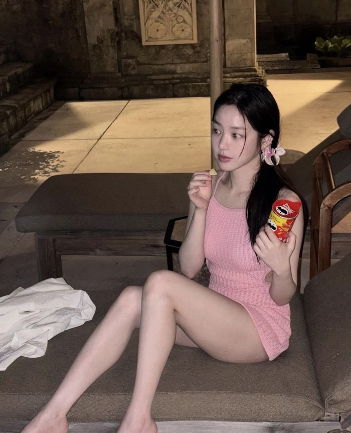 노란 수영복에 섹시한 몸매 어필하는 존예 처자