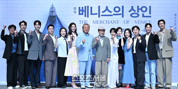 오경택 감독(왼쪽부터), 배우 이승주, 카이, 박명훈, 한세라, 최수영, 박근형, 신구, 원진아,김아영, 김슬기, 조달환, 최정헌, 이상윤(왼쪽부터)이 12일 서울 혜화동 NOL 서경스퀘어에서 열린 연극 ‘베니스의 상인’ 기자간담회에서 포토타임을 갖고 있다. 사진 | 최승섭기자 thunder@sportsseoul.com