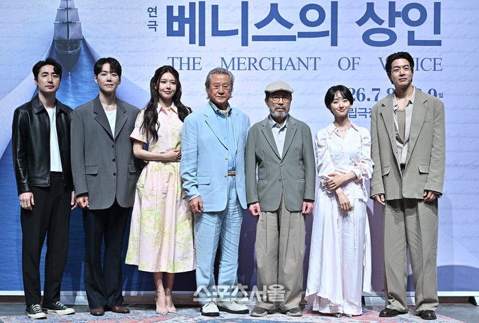 배우 이승주, 카이, 최수영, 박근형, 신구, 원진아, 이상윤(왼쪽부터)이 12일 서울 혜화동 NOL 서경스퀘어에서 열린 연극 ‘베니스의 상인’ 기자간담회에서 포토타임을 갖고 있다.사진 | 최승섭기자 thunder@sportsseoul.com