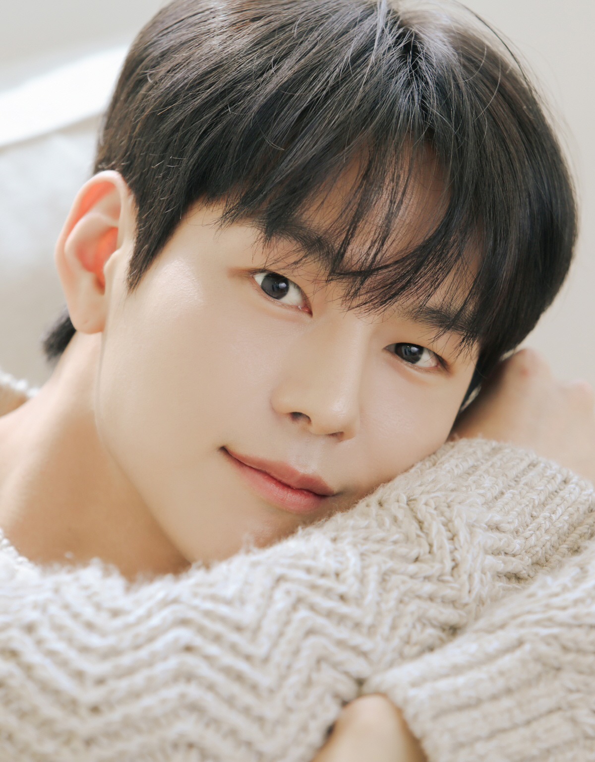 노란 수영복에 섹시한 몸매 어필하는 존예 처자
