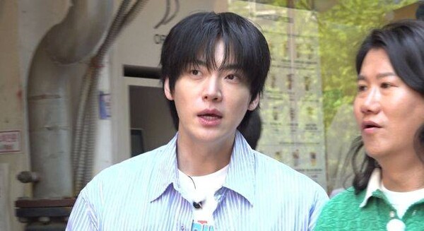 노란 수영복에 섹시한 몸매 어필하는 존예 처자