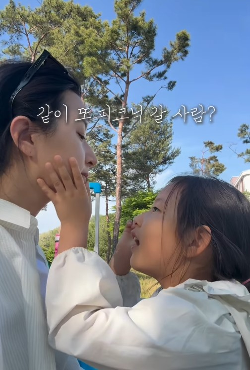노란 수영복에 섹시한 몸매 어필하는 존예 처자