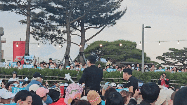 트로트 가수 장민호가 지난 9일 강원도 고성 소노델피노 리조트 야외 공연장에서 열린 '여기어때 콘서트팩 고성' 행사에서 노래를 부르며 관객들과 소통하고 있다. /고성=정재훤 기자