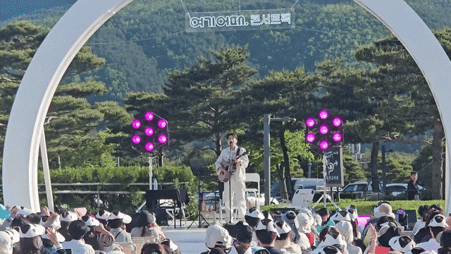가수 로이킴이 지난 9일 강원도 고성 소노델피노 리조트 야외 공연장에서 열린 '여기어때 콘서트팩 고성' 행사에서 노래를 부르고 있다. /고성=정재훤 기자