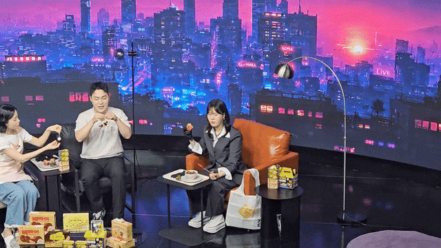 지난 11일 저녁 서울 강남구 역삼동의 한 스튜디오에서 G마켓 '솔드아웃쇼' 라이브 방송이 진행되고 있다. /정재훤 기자