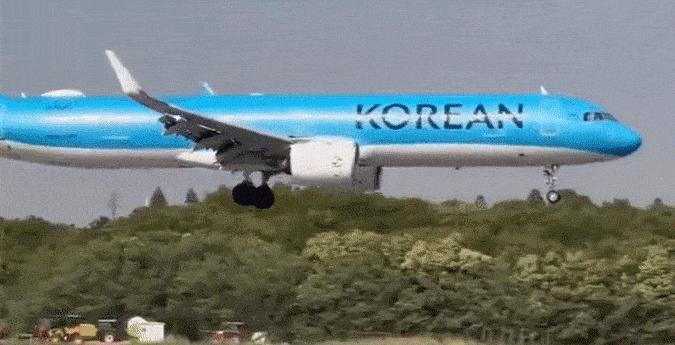 강풍에 기우뚱한 항공기. 영상=엑스 갈무리