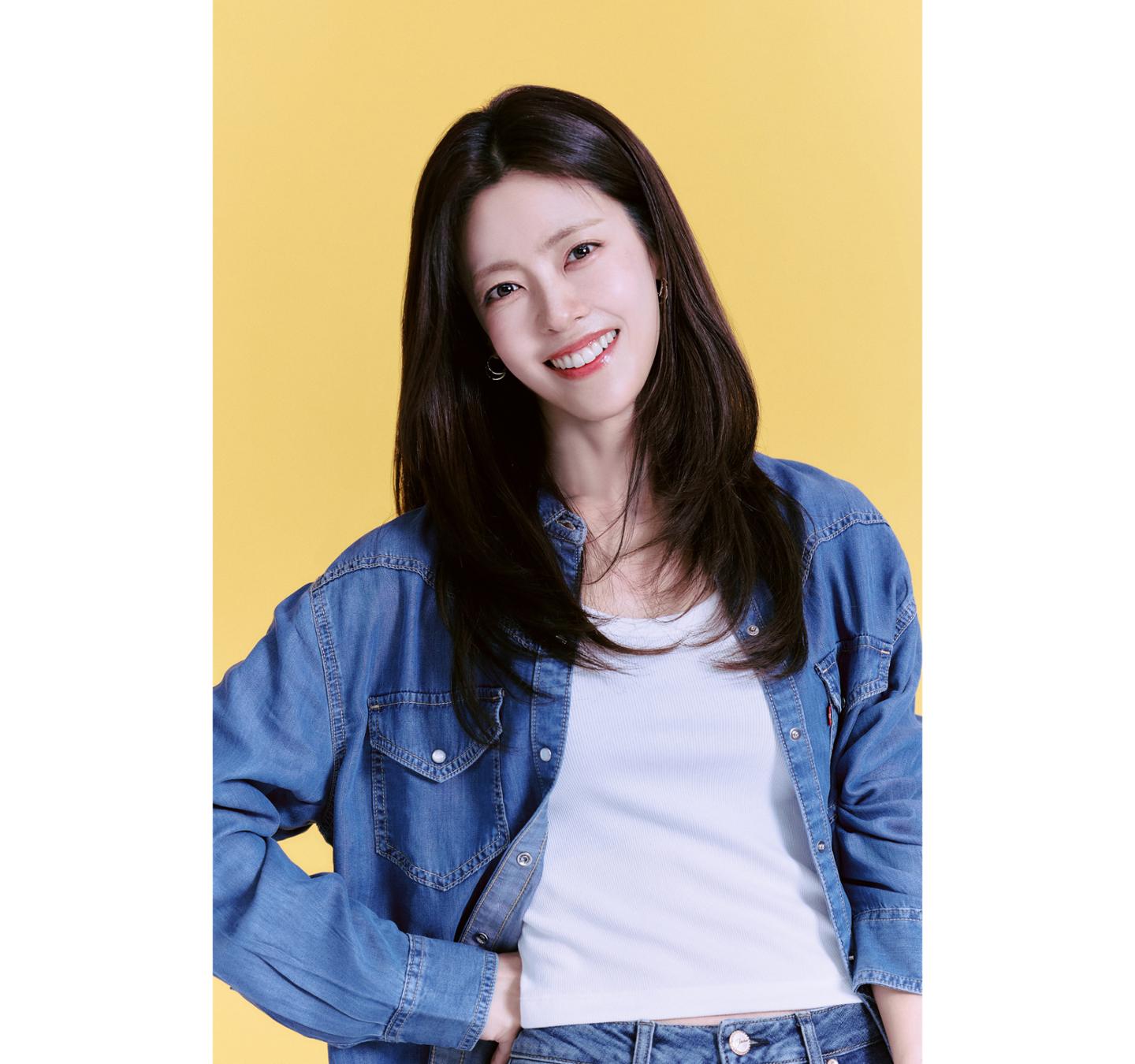 노란 수영복에 섹시한 몸매 어필하는 존예 처자