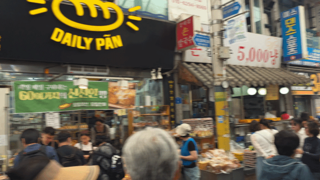 10일 부산 북구 구포시장 모습. 장날이 아님에도 사람들로 북적였다. /사진=이정우 기자