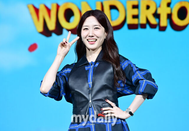노란 수영복에 섹시한 몸매 어필하는 존예 처자