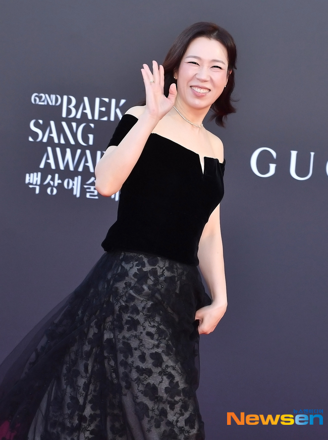 Yeom Hye-ran, who returned to the stage as a presenter for the TV category, showed a graceful reaction, making the audience laugh with a self-deprecating remark: 