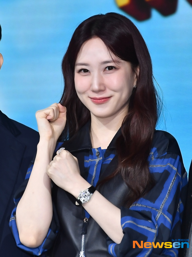 노란 수영복에 섹시한 몸매 어필하는 존예 처자