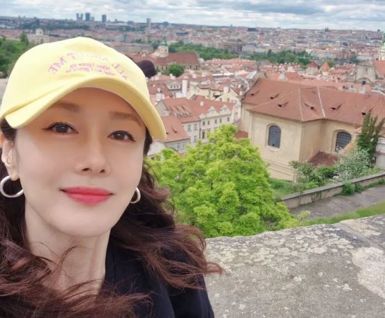 노란 수영복에 섹시한 몸매 어필하는 존예 처자