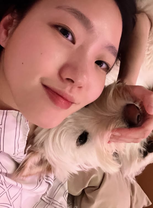 Kim Go-eun Heartbreakingly Bids Farewell to Her Beloved Dog Wol Kim Go-eun Heartbreakingly Bids Farewell to Her Beloved Dog Wol