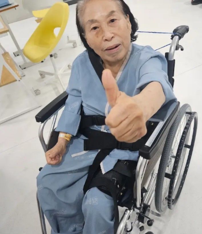 노란 수영복에 섹시한 몸매 어필하는 존예 처자