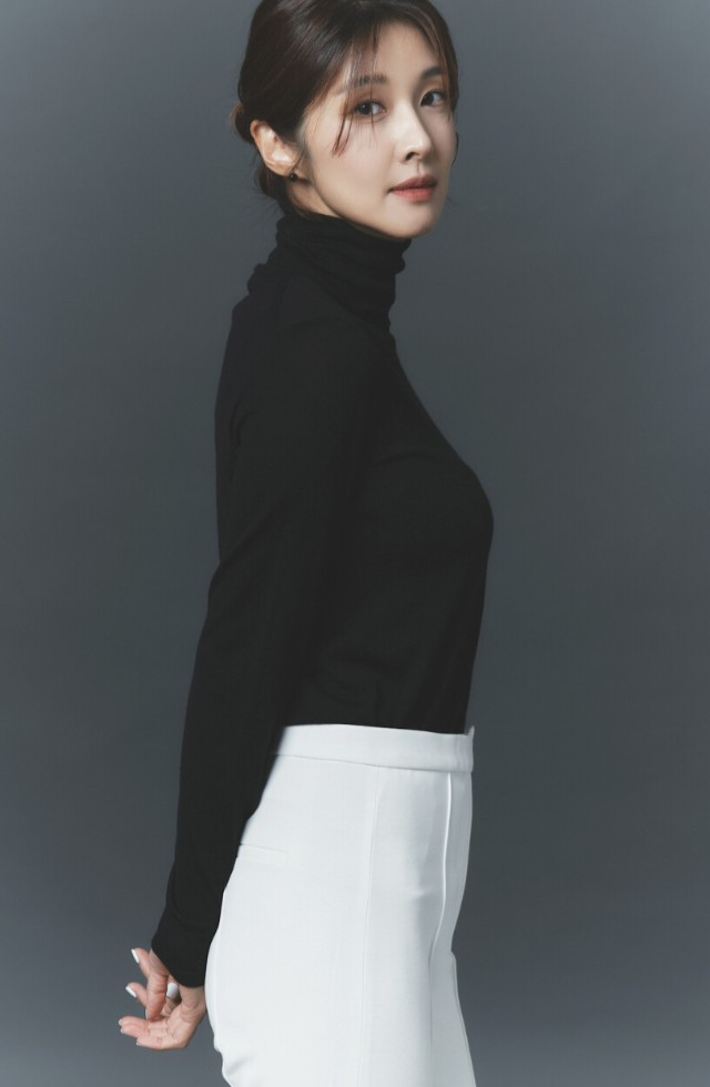 노란 수영복에 섹시한 몸매 어필하는 존예 처자