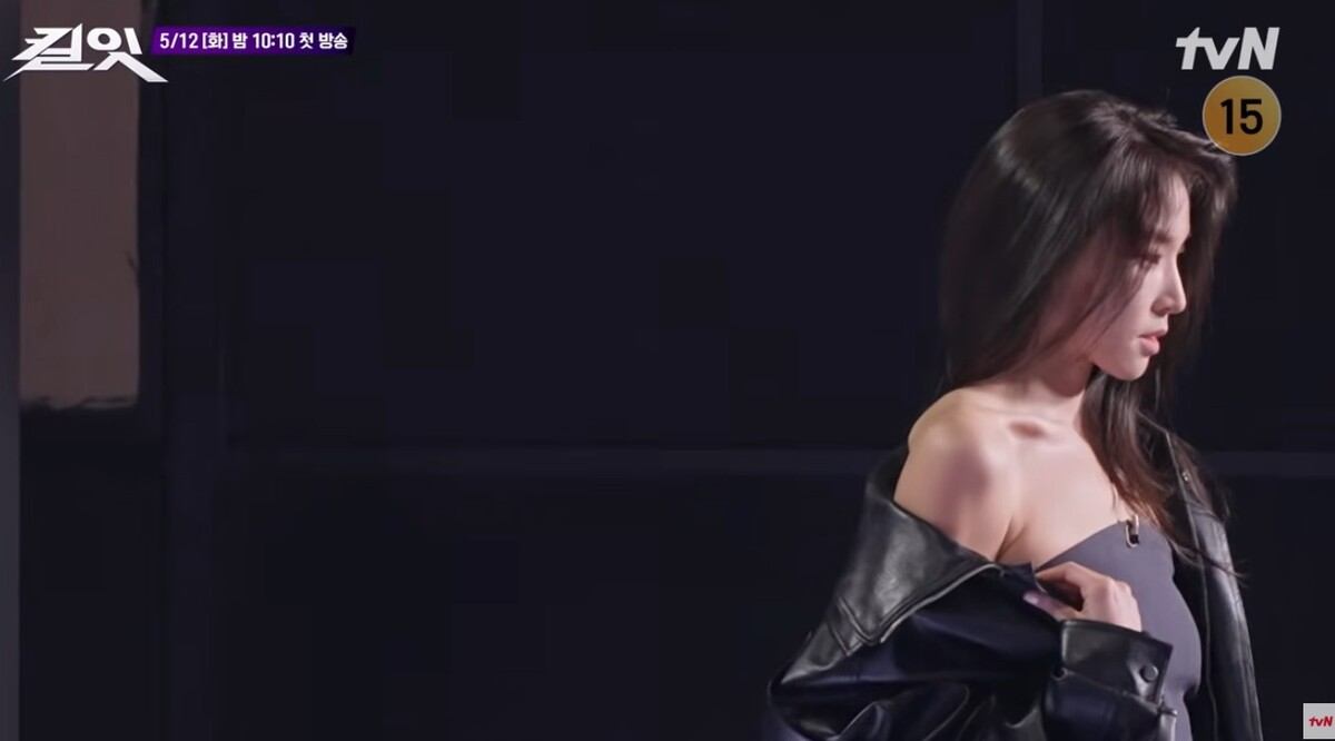 노란 수영복에 섹시한 몸매 어필하는 존예 처자