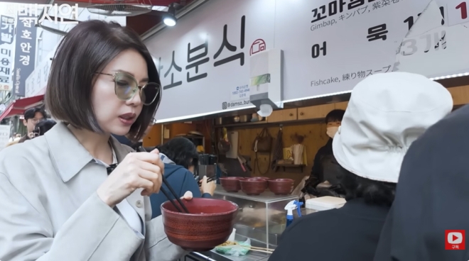노란 수영복에 섹시한 몸매 어필하는 존예 처자