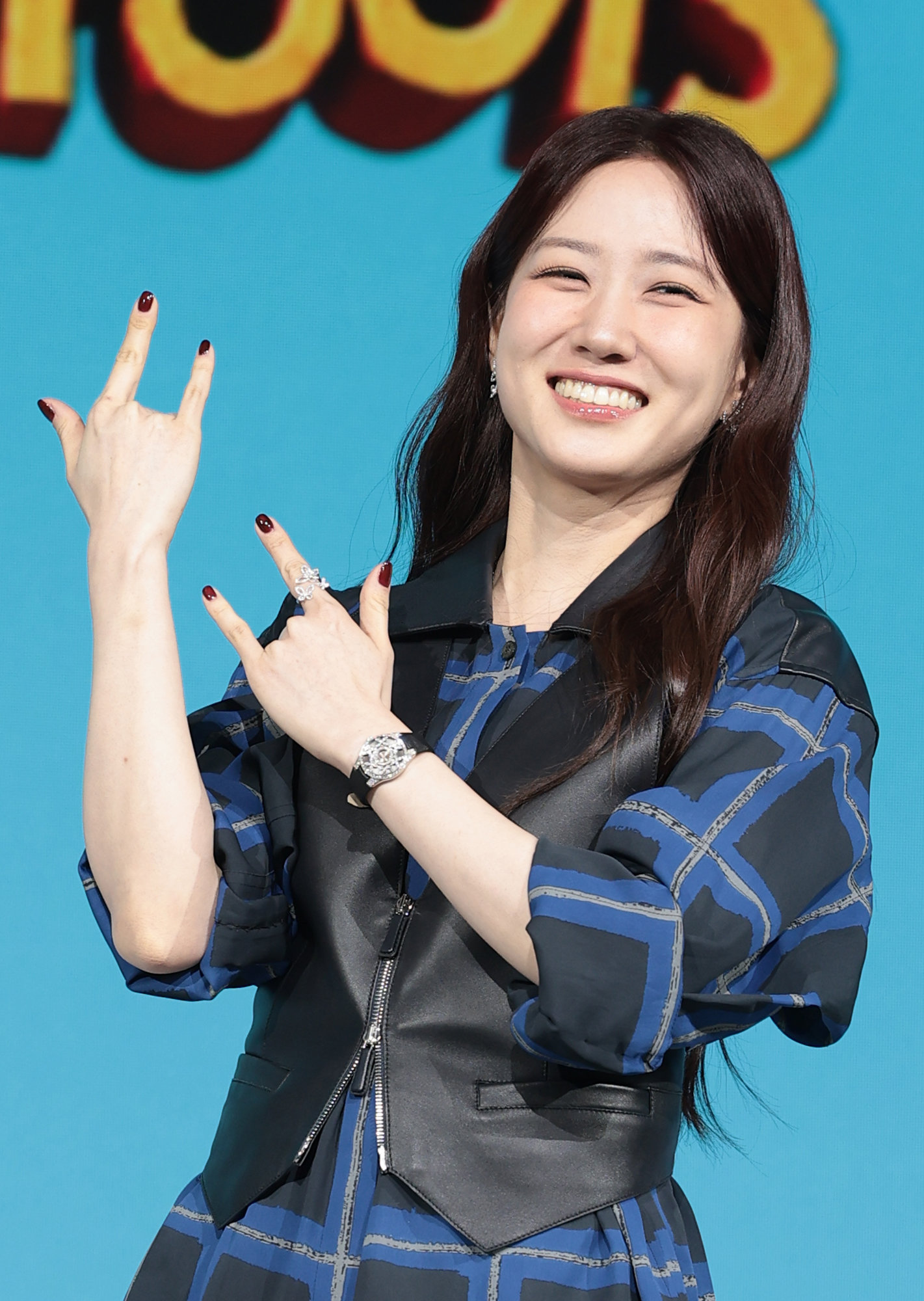 노란 수영복에 섹시한 몸매 어필하는 존예 처자