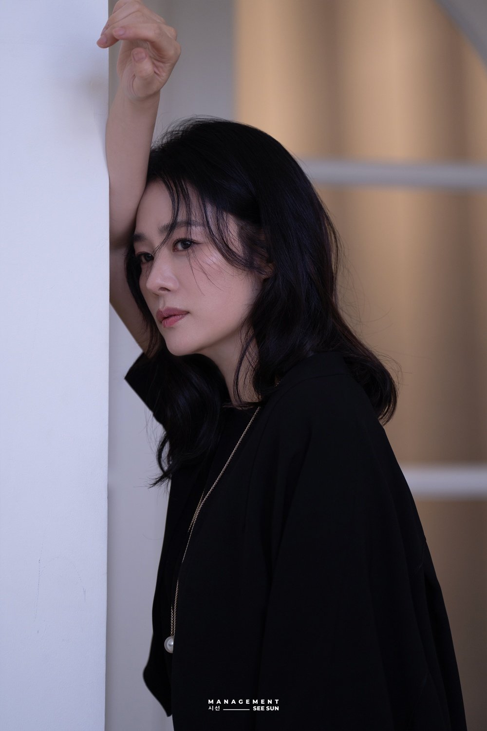 노란 수영복에 섹시한 몸매 어필하는 존예 처자