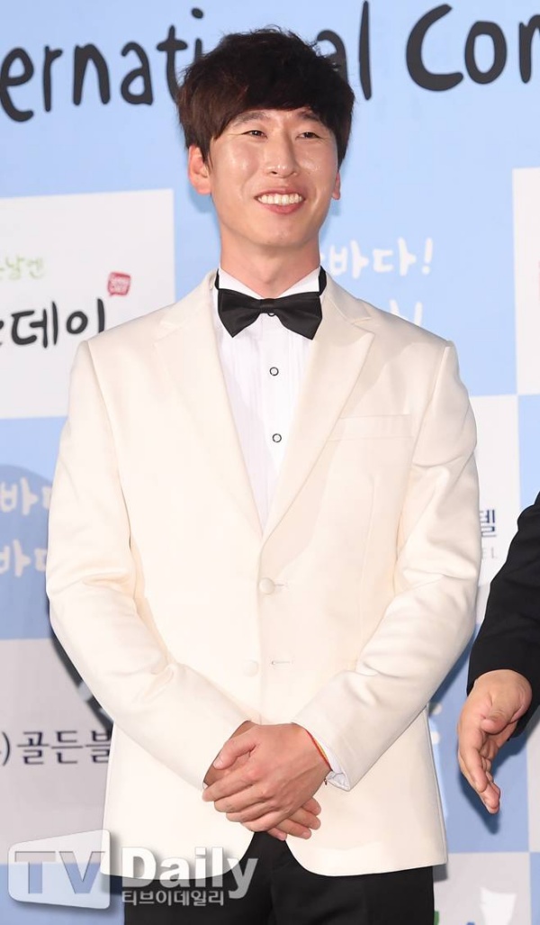 노란 수영복에 섹시한 몸매 어필하는 존예 처자