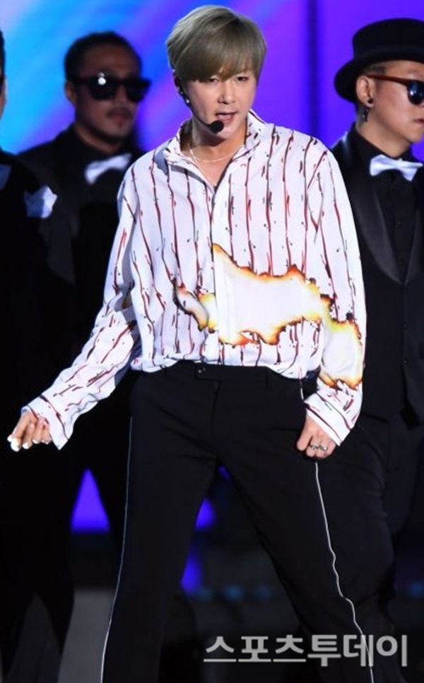 노란 수영복에 섹시한 몸매 어필하는 존예 처자